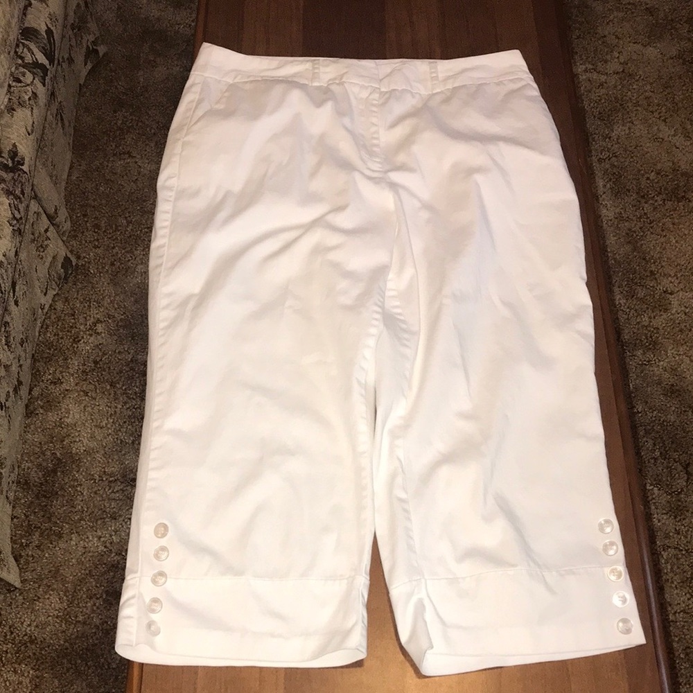 R.Q.T. White Cotton Capris Size 16